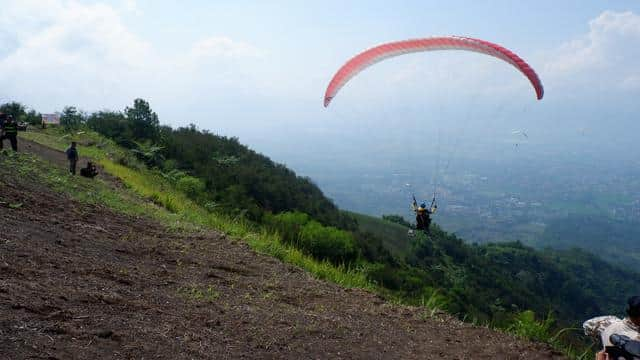 10 LOKASI PARALAYANG TERBAIK DI INDONESIA BIKIN KAMU LUPA DARATAN