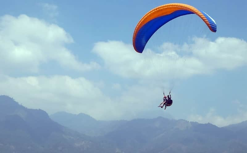 10 LOKASI PARALAYANG TERBAIK DI INDONESIA BIKIN KAMU LUPA DARATAN