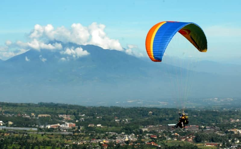 10 LOKASI PARALAYANG TERBAIK DI INDONESIA BIKIN KAMU LUPA DARATAN