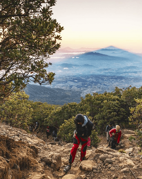 10 GUNUNG KERAMAT DI INDONESIA DIPERCAYA MEMILIKI CERITA MISTIS
