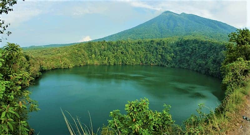 10 DANAU PALING ANGKER DI INDONESIA TAWARKAN KEINDAHAN TERSENDIRI