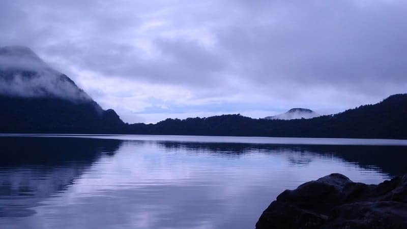 10 DANAU PALING ANGKER DI INDONESIA TAWARKAN KEINDAHAN TERSENDIRI