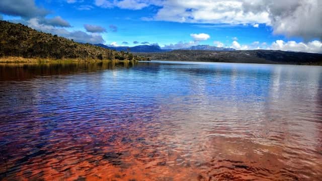 10 DANAU DIATAS GUNUNG TERINDAH DI INDONESIA, PANORAMANYA MEMUKAU