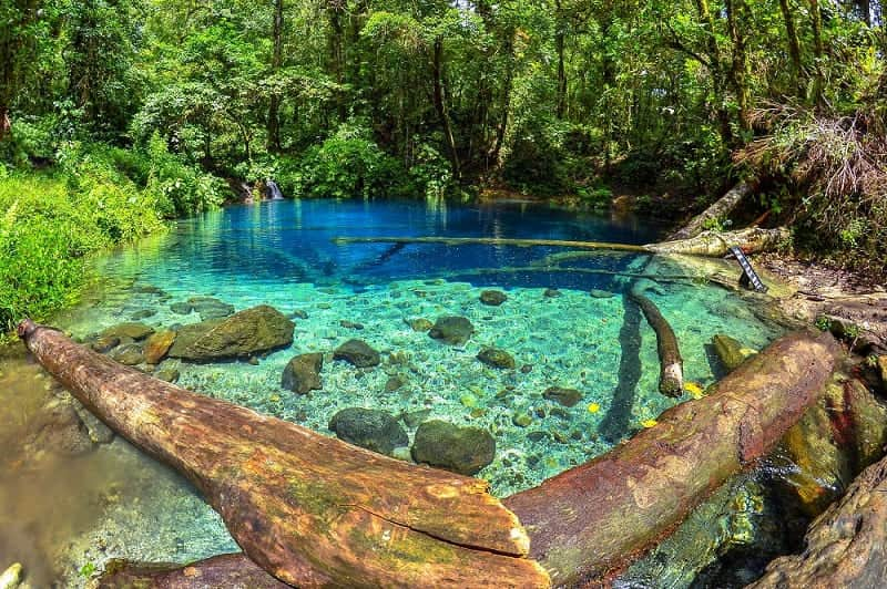 10 DANAU PALING ANGKER DI INDONESIA TAWARKAN KEINDAHAN TERSENDIRI