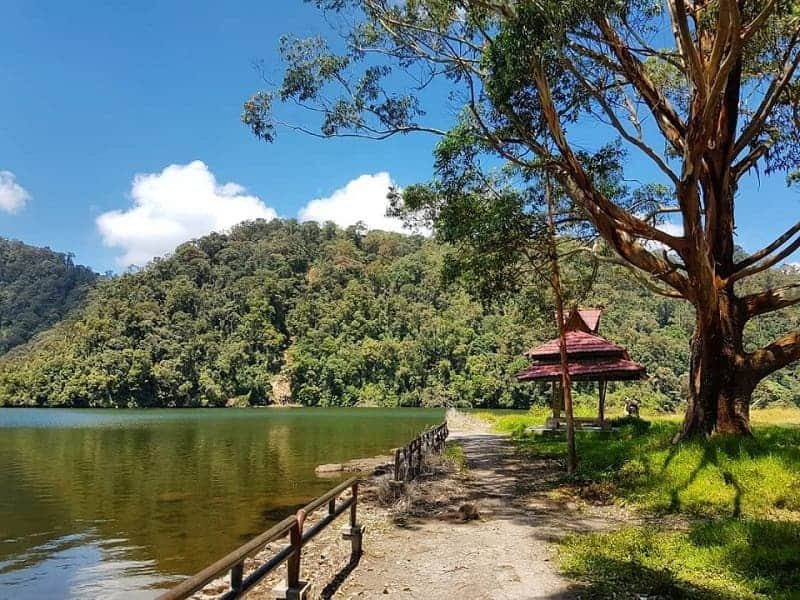 10 DANAU PALING ANGKER DI INDONESIA TAWARKAN KEINDAHAN TERSENDIRI