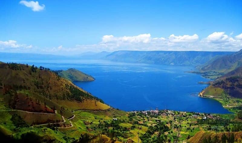 10-danau-paling-angker-di-indonesia-tawarkan-keindahan-tersendiri