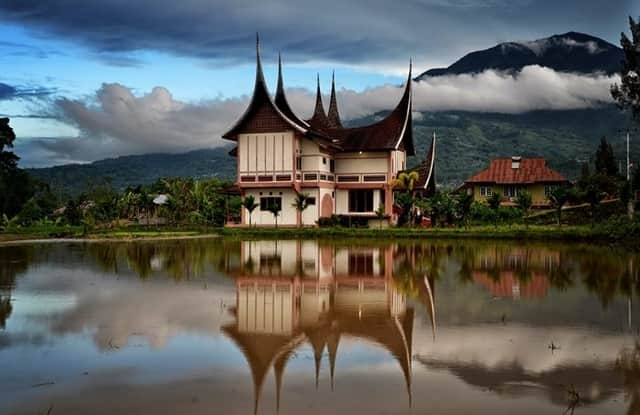 10 WISATA ADAT INDONESIA DENGAN RUMAH KHASNYA YANG UNIK