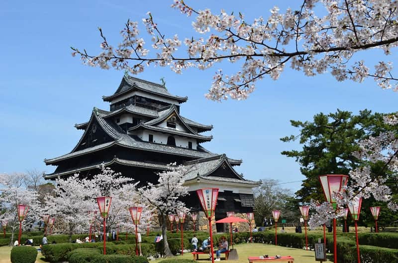 10 ISTANA TERKENAL DAN MENJADI TEMPAT WISATA DI JEPANG