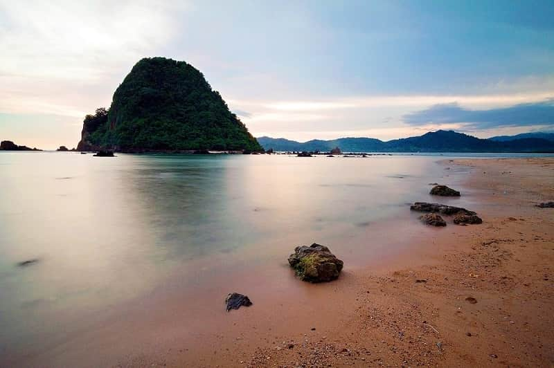 10 PANTAI TERKENAL DI BANYUWANGI, CAKEPNYA NGGAK KALAH SAMA BALI