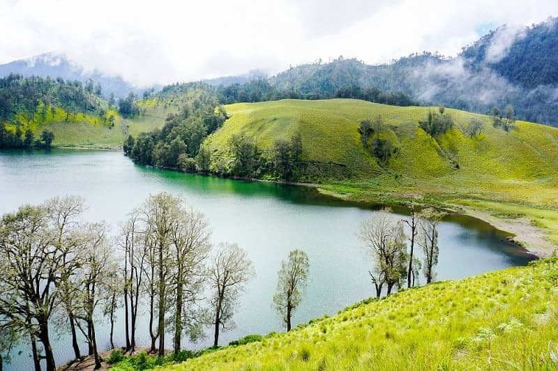 10 DANAU PALING ANGKER DI INDONESIA TAWARKAN KEINDAHAN TERSENDIRI