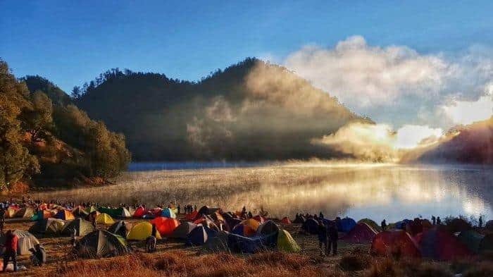 10 DANAU DIATAS GUNUNG TERINDAH DI INDONESIA, PANORAMANYA MEMUKAU