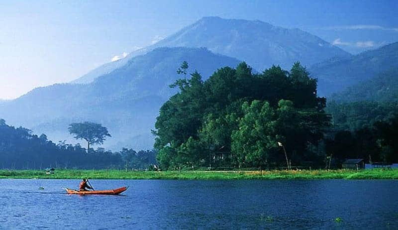 10 DANAU PALING ANGKER DI INDONESIA TAWARKAN KEINDAHAN TERSENDIRI