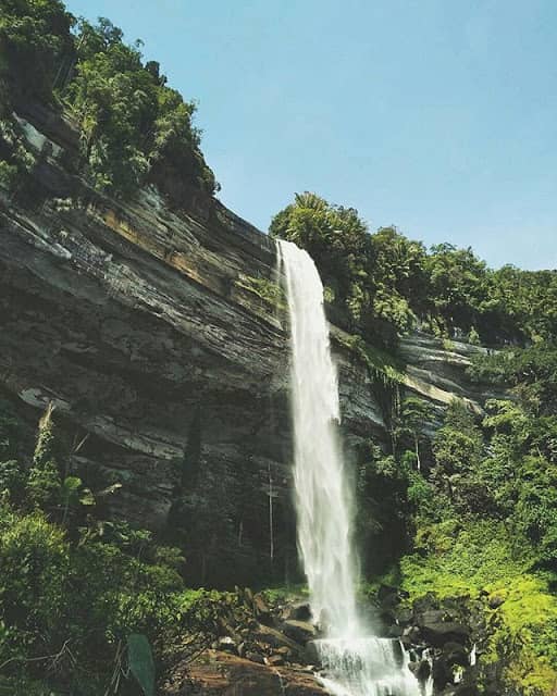 YUK! JELAJAHI EKSOTISME 10 AIR TERJUN DI KALIMANTAN