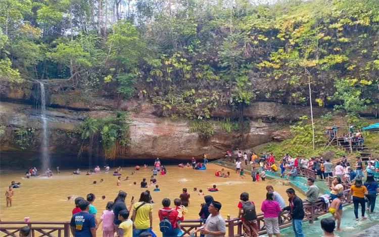 YUK! JELAJAHI EKSOTISME 10 AIR TERJUN DI KALIMANTAN