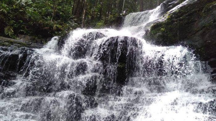 YUK! JELAJAHI EKSOTISME 10 AIR TERJUN DI KALIMANTAN