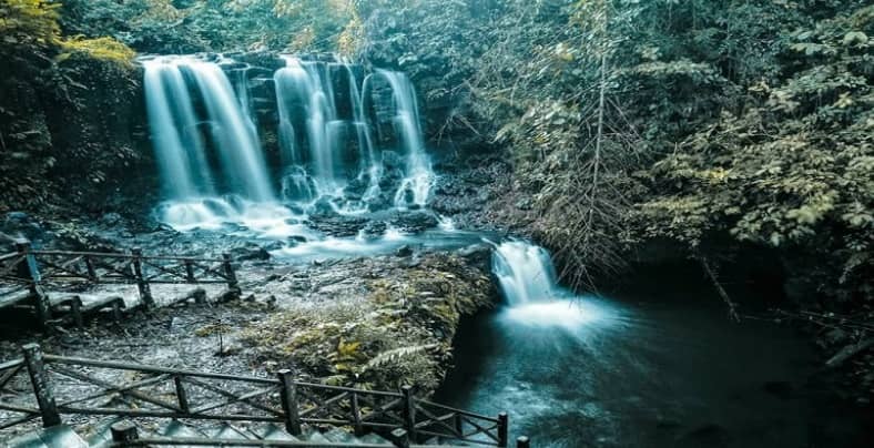 YUK! JELAJAHI EKSOTISME 10 AIR TERJUN DI KALIMANTAN