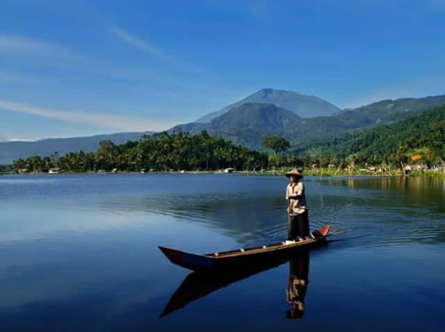 10-danau-dengan-cerita-horor-di-indonesia-bikin-bulu-kuduk-berdiri