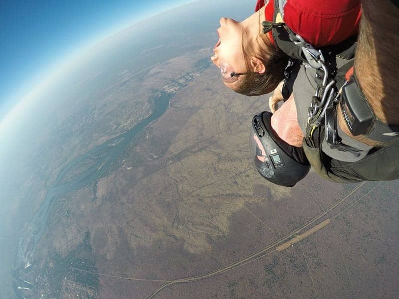 MEMACU ADRENALIN DI 10 TEMPAT SKYDIVING TERBAIK DI DUNIA