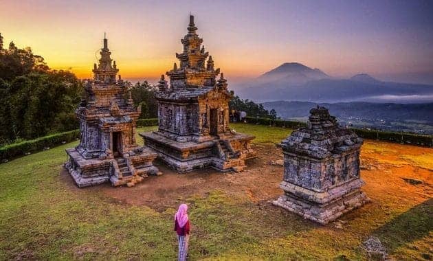 10 CANDI YANG DIPERCAYA PALING MISTIS DI INDONESIA