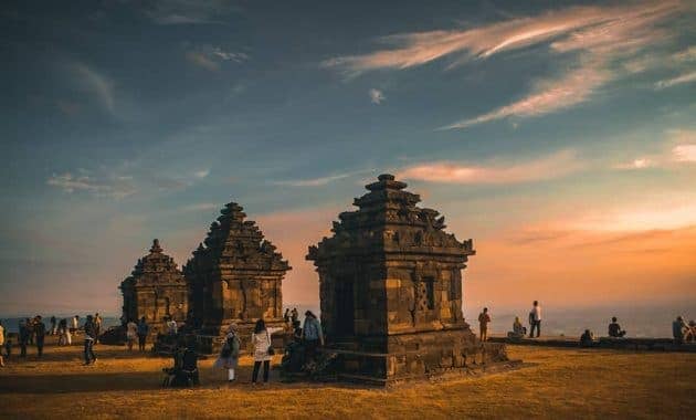 10 CANDI YANG DIPERCAYA PALING MISTIS DI INDONESIA