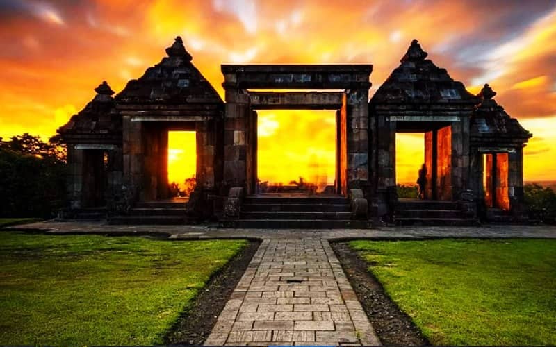 10 CANDI YANG DIPERCAYA PALING MISTIS DI INDONESIA