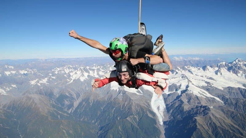 MEMACU ADRENALIN DI 10 TEMPAT SKYDIVING TERBAIK DI DUNIA