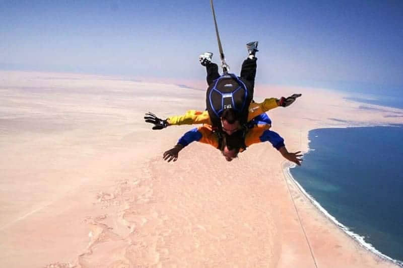 MEMACU ADRENALIN DI 10 TEMPAT SKYDIVING TERBAIK DI DUNIA