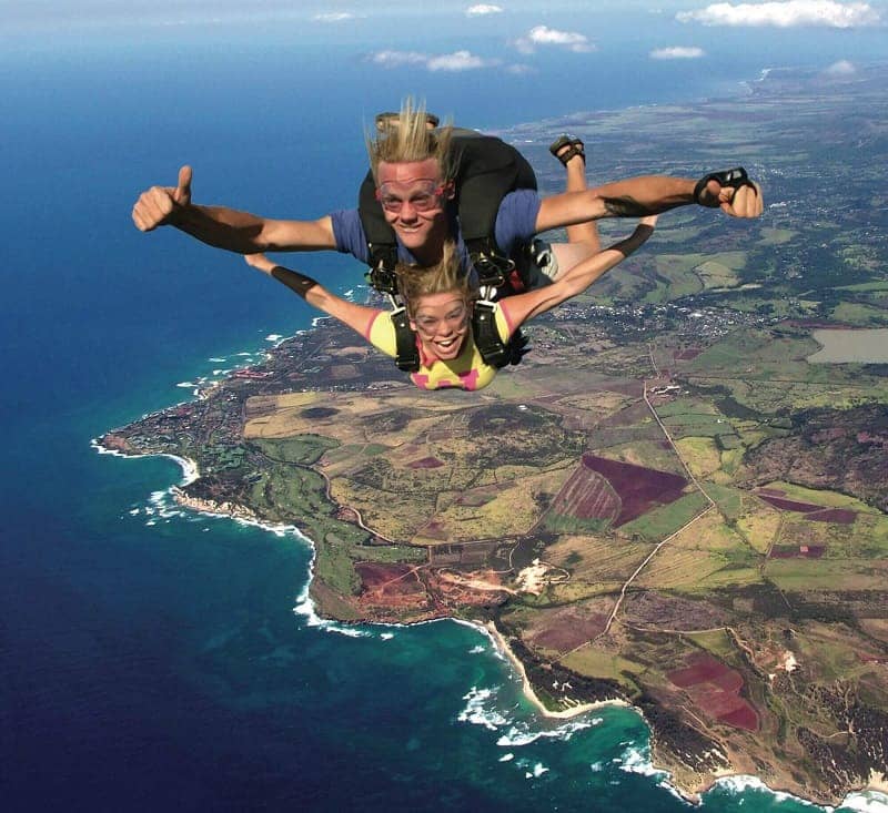 MEMACU ADRENALIN DI 10 TEMPAT SKYDIVING TERBAIK DI DUNIA