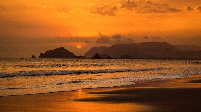 10 PANTAI DI JEMBER, CAKEPNYA NGGAK KALAH SAMA BALI LHO