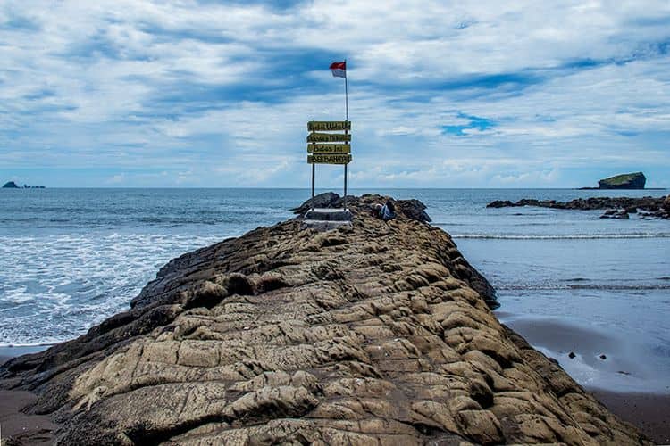 10 PANTAI DI JEMBER, CAKEPNYA NGGAK KALAH SAMA BALI LHO