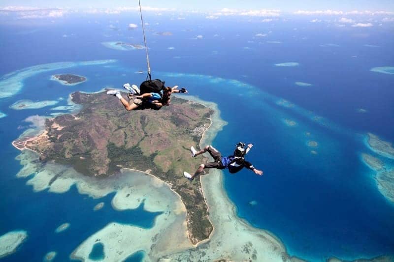 MEMACU ADRENALIN DI 10 TEMPAT SKYDIVING TERBAIK DI DUNIA