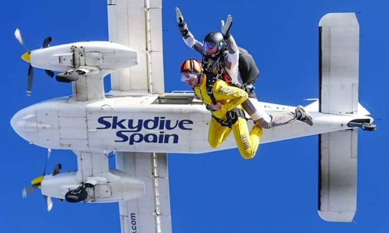 MEMACU ADRENALIN DI 10 TEMPAT SKYDIVING TERBAIK DI DUNIA