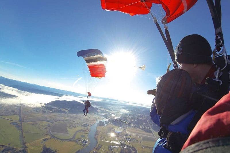 MEMACU ADRENALIN DI 10 TEMPAT SKYDIVING TERBAIK DI DUNIA