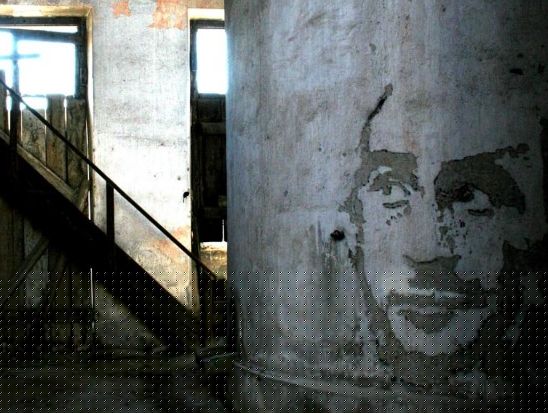 Mural Unik tanpa cat karya Vhils