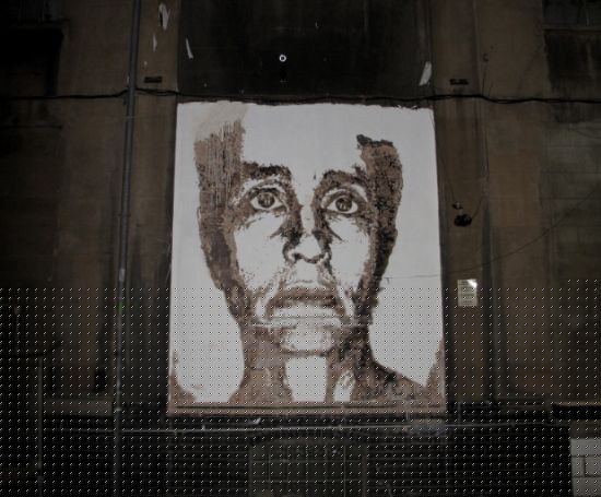 Mural Unik tanpa cat karya Vhils