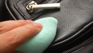 6 Cara Merawat Tas Kulit Sintetis Biar Tetap Awet