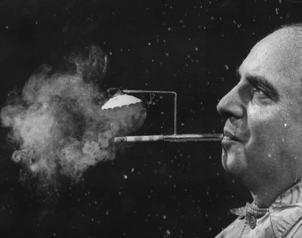 [Unik] Cara merokok di tahun 50's 