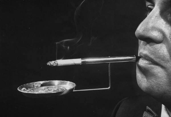 &#91;Unik&#93; Cara merokok di tahun 50's 