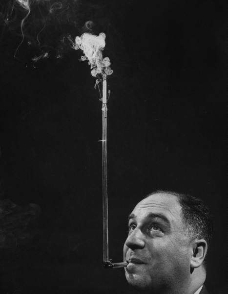 [Unik] Cara merokok di tahun 50's 