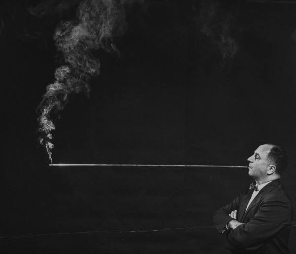 [Unik] Cara merokok di tahun 50's 