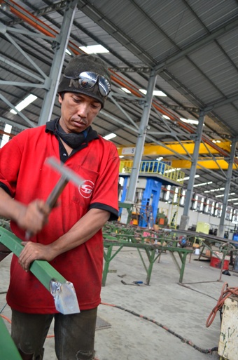 Inilah Proses Pembuatan Body Bus di Karoseri