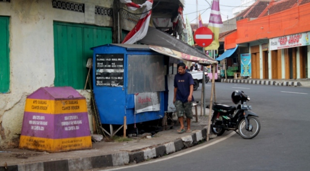 Bikin Sebel Nggak Sih?! Sebenarnya Aturan Penggunaan Trotoar Itu Bagaimana Sih?