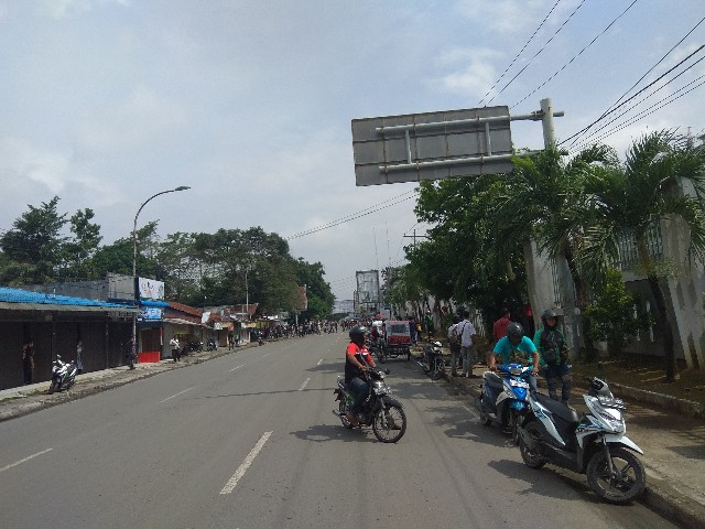 Nomensen Ricuh, Lempar Batu & Petasan