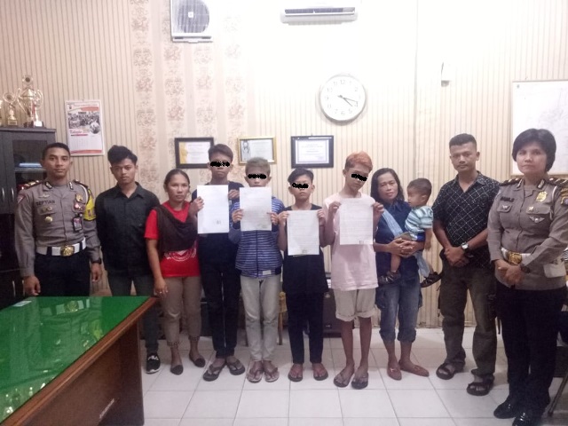 Lempari Truk dan Viral di Medos, Empat Bocah Minta Maaf di Kantor Polisi