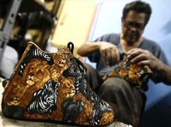 Pengerajin Ini Membuat Sepatu Berbahan Ban Pesawat