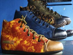 Pengerajin Ini Membuat Sepatu Berbahan Ban Pesawat