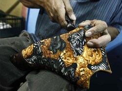 Pengerajin Ini Membuat Sepatu Berbahan Ban Pesawat