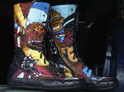 Pengerajin Ini Membuat Sepatu Berbahan Ban Pesawat