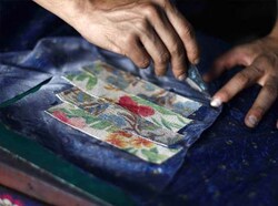 Pengerajin Ini Membuat Sepatu Berbahan Ban Pesawat