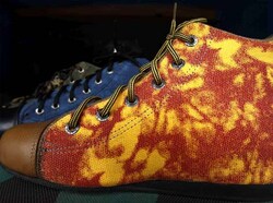 Pengerajin Ini Membuat Sepatu Berbahan Ban Pesawat